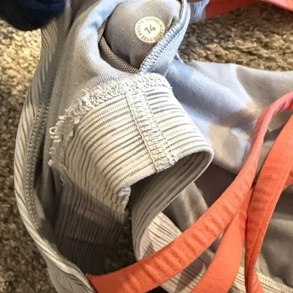 Lululemon size 14 sports bra with removable pads - Picture 3 of 3